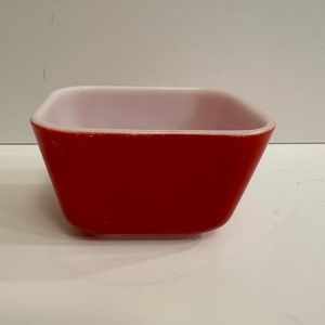 Vintage Pyrex 501 fridgie
1/2 cup
501 red❤️